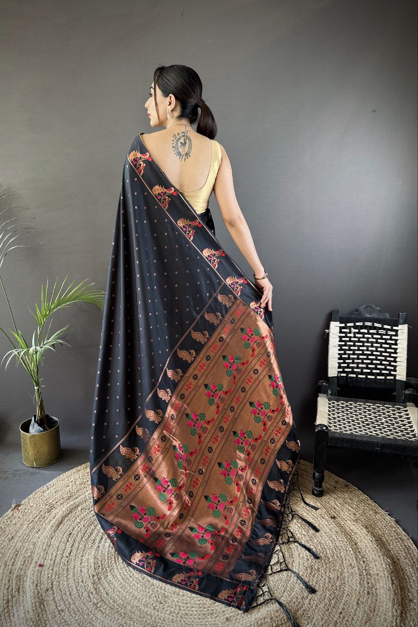 Vous recherchez quelqu'un pour ce magnifique sari de créateur de la même couleur