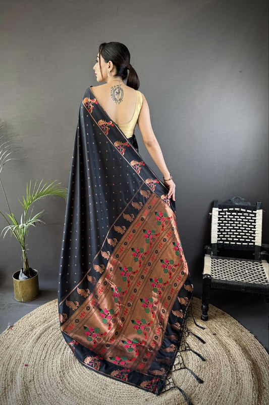 Vous recherchez quelqu'un pour ce magnifique sari de créateur de la même couleur