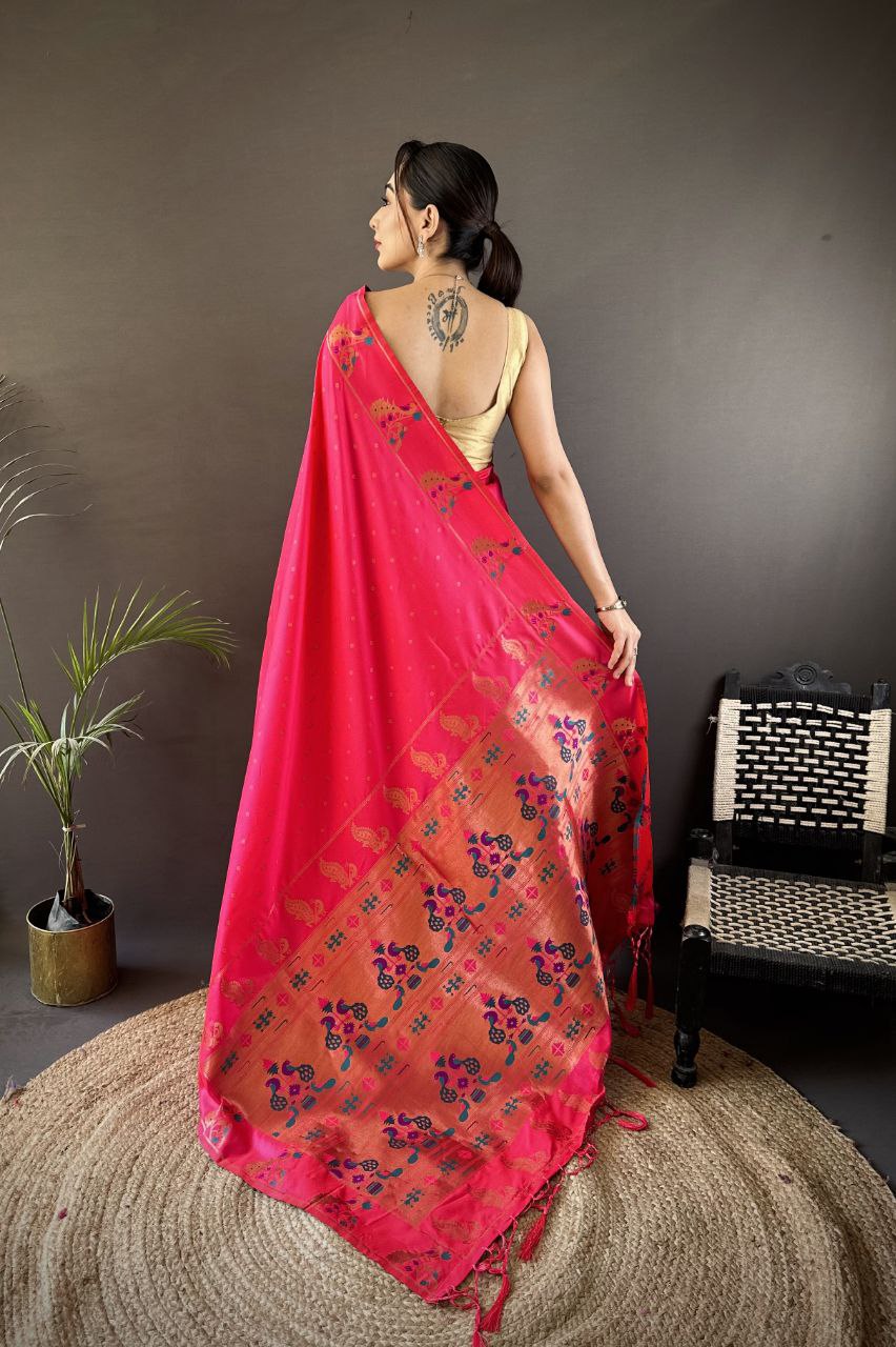 Vous recherchez quelqu'un pour ce magnifique sari de créateur de la même couleur