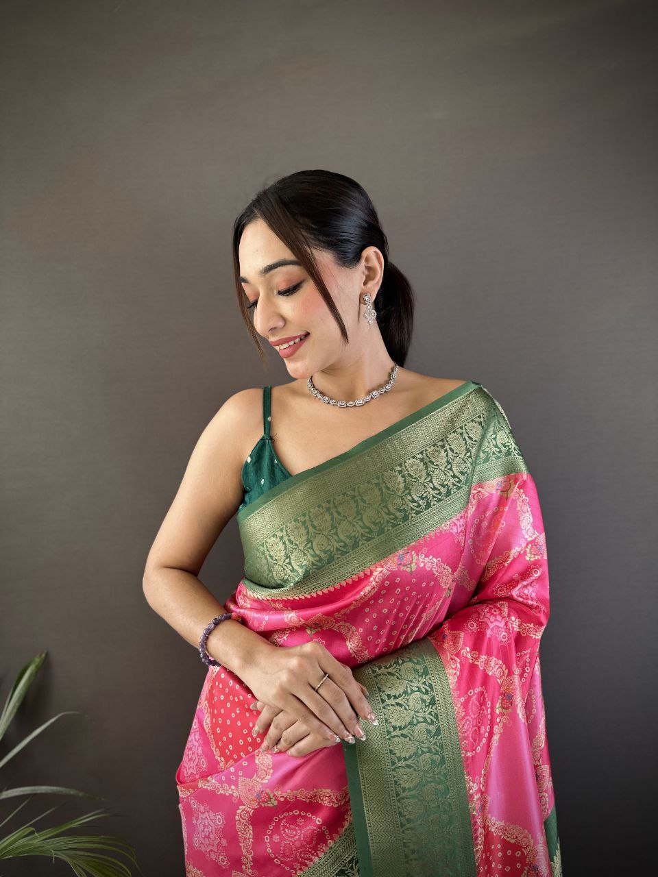 Vous recherchez quelqu'un pour ce magnifique sari de créateur de la même couleur