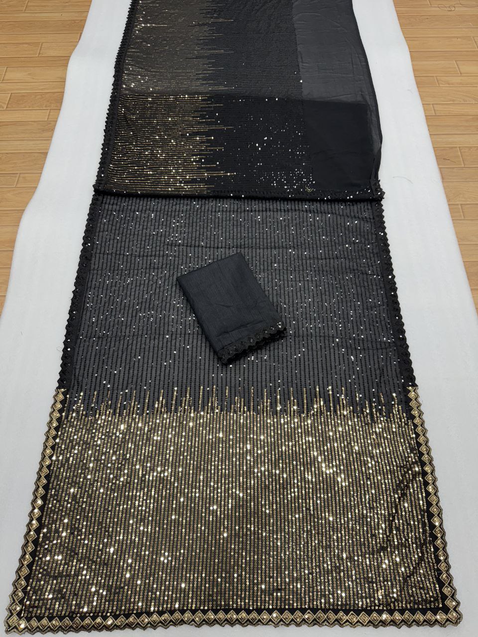 Suche jemanden für einen schönen Sari in der gleichen Farbe