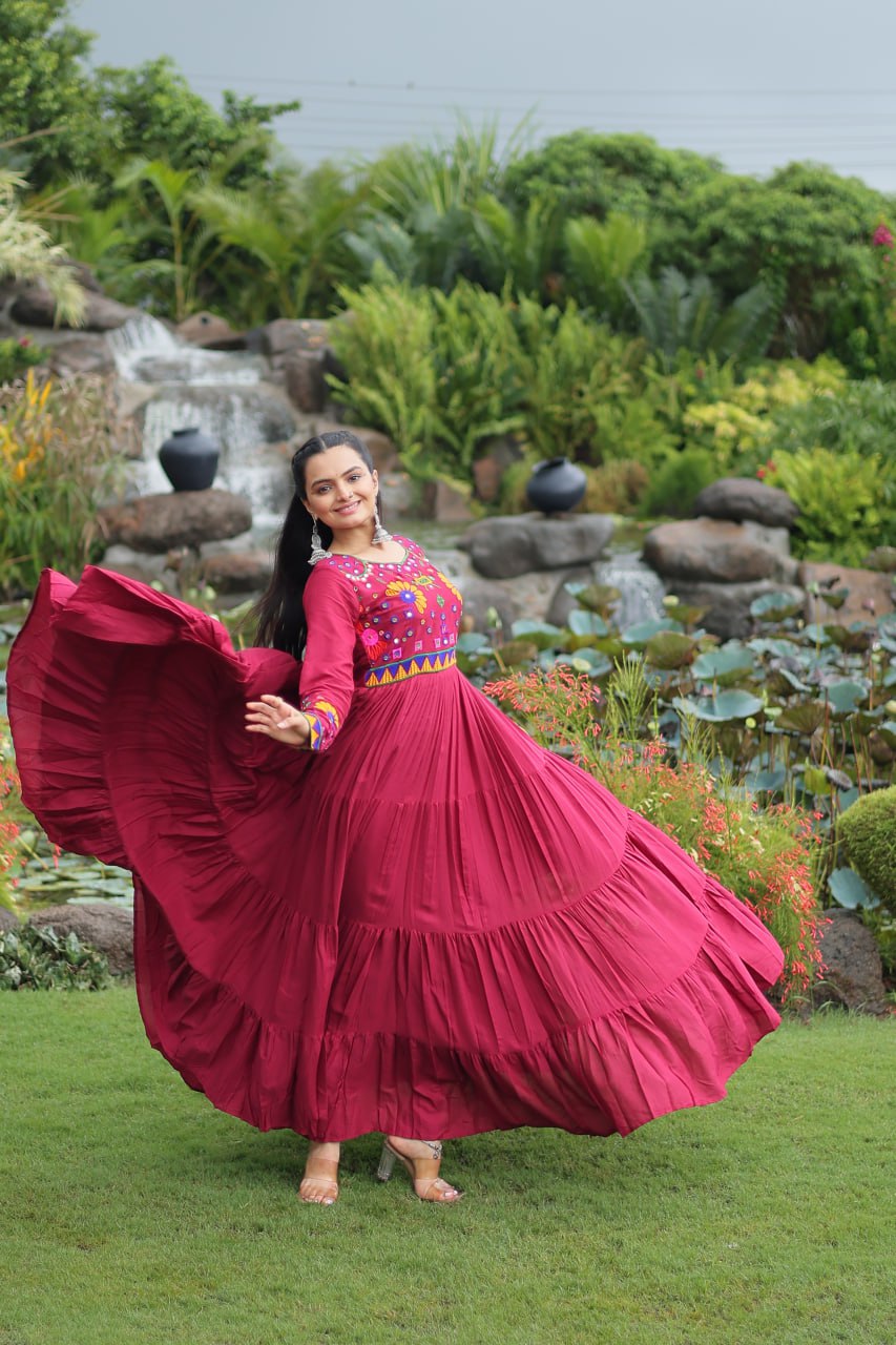 14 Kg Reyon With Kutchi Gamthi Work Gown