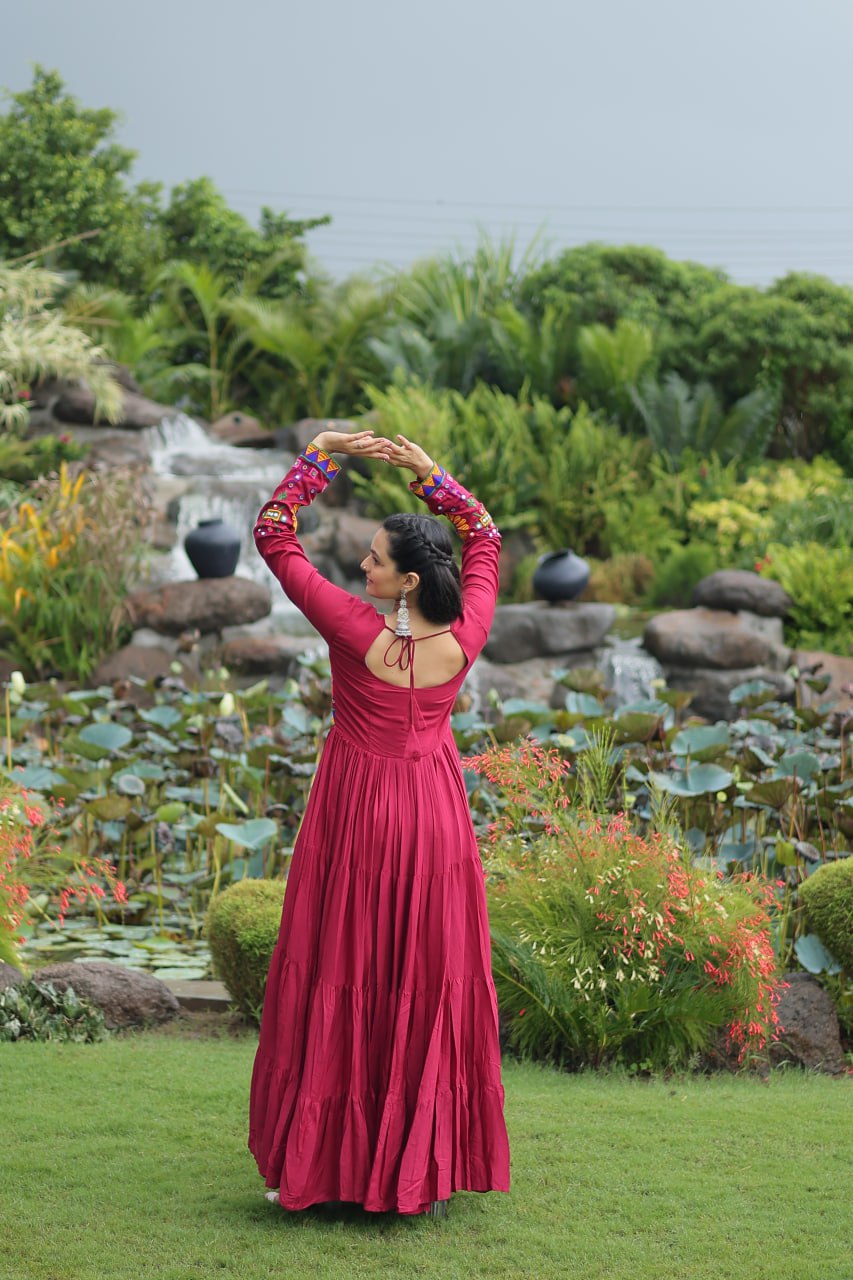 14 Kg Reyon With Kutchi Gamthi Work Gown