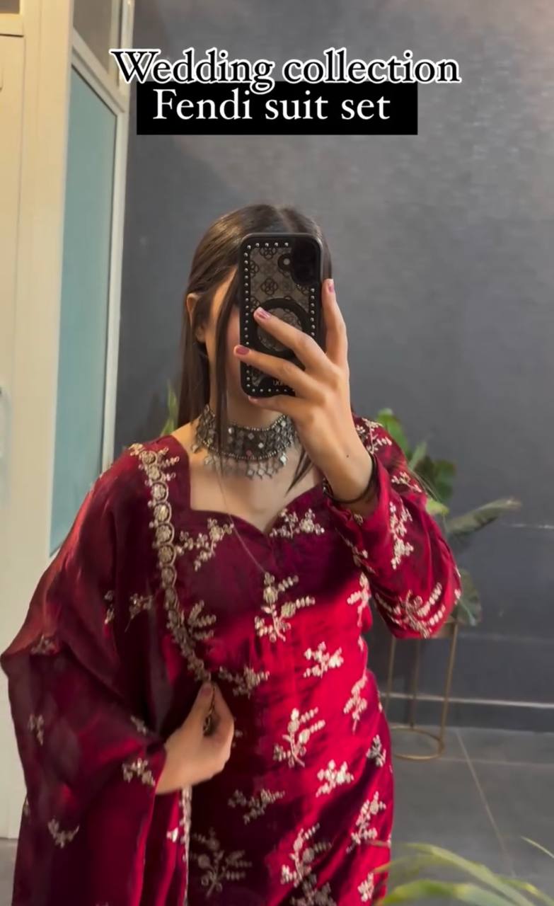 Faites tourner les têtes lors des mariages et des fêtes avec notre superbe ensemble de costume en soie Crush