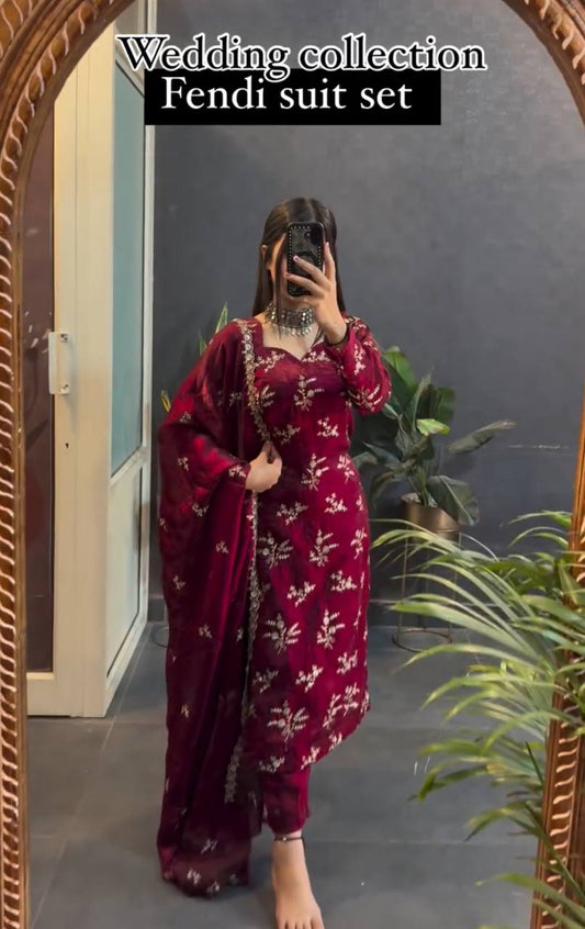 Faites tourner les têtes lors des mariages et des fêtes avec notre superbe ensemble de costume en soie Crush