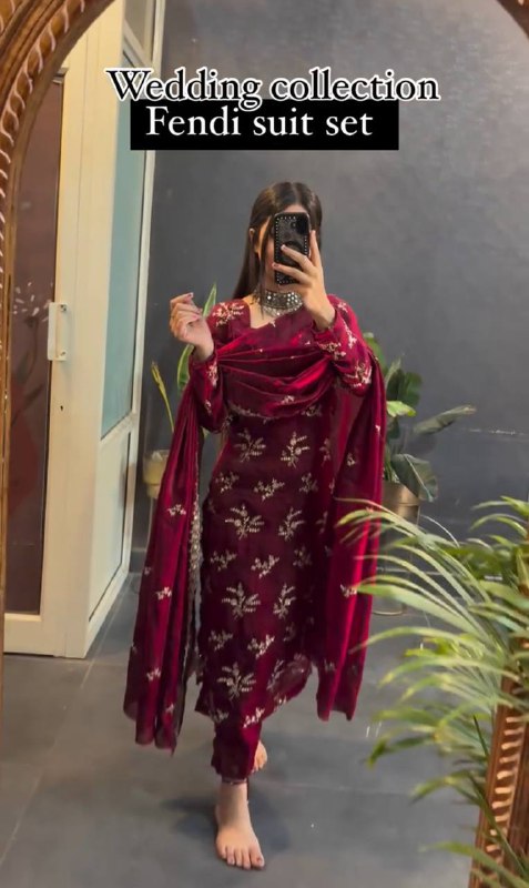 Faites tourner les têtes lors des mariages et des fêtes avec notre superbe ensemble de costume en soie Crush