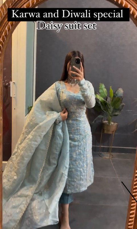 Faites tourner les têtes lors des mariages et des fêtes avec notre superbe ensemble de costume en soie Crush