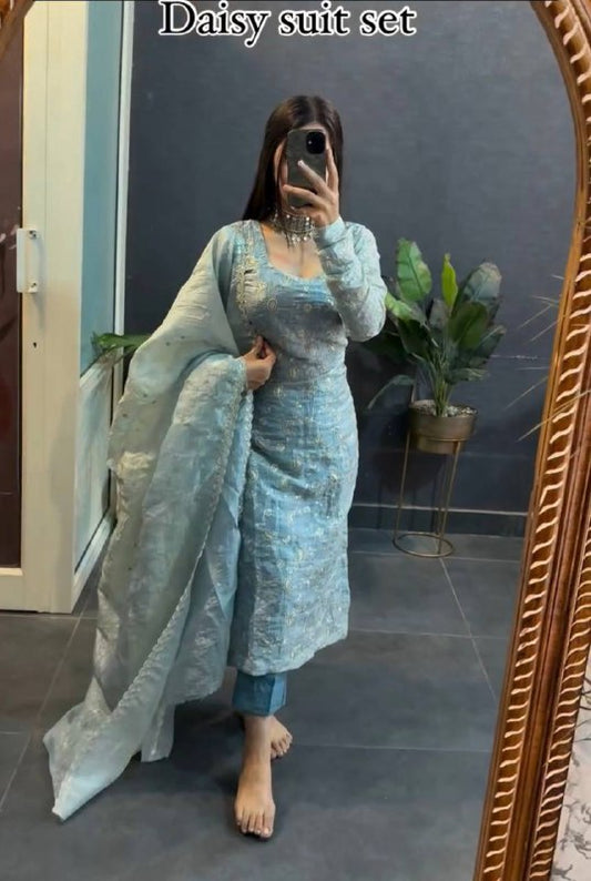 Faites tourner les têtes lors des mariages et des fêtes avec notre superbe ensemble de costume en soie Crush