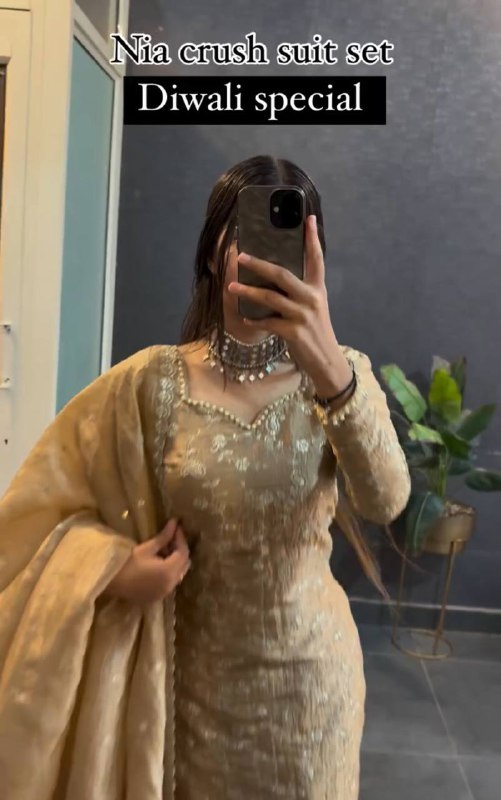 Faites tourner les têtes lors des mariages et des fêtes avec notre superbe ensemble de costume en soie Crush