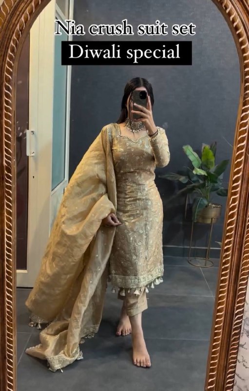 Faites tourner les têtes lors des mariages et des fêtes avec notre superbe ensemble de costume en soie Crush