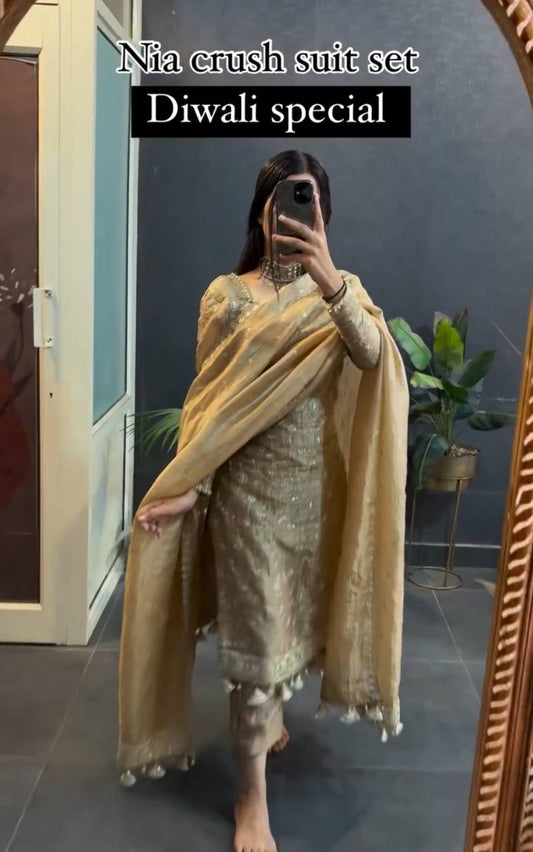 Faites tourner les têtes lors des mariages et des fêtes avec notre superbe ensemble de costume en soie Crush