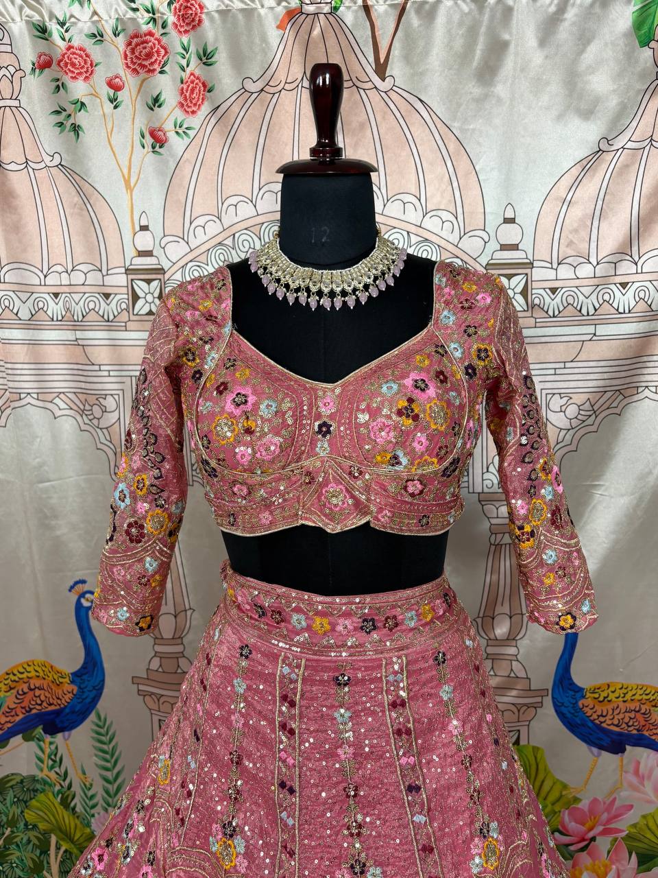 Sehen Sie umwerfend aus in diesem wunderschönen cremefarbenen Lehenga-Set
