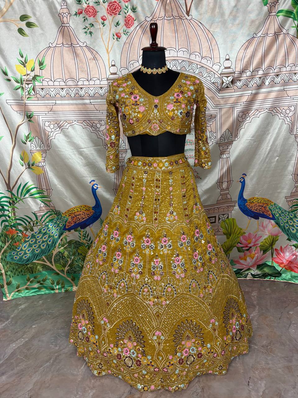 Sehen Sie umwerfend aus in diesem wunderschönen cremefarbenen Lehenga-Set