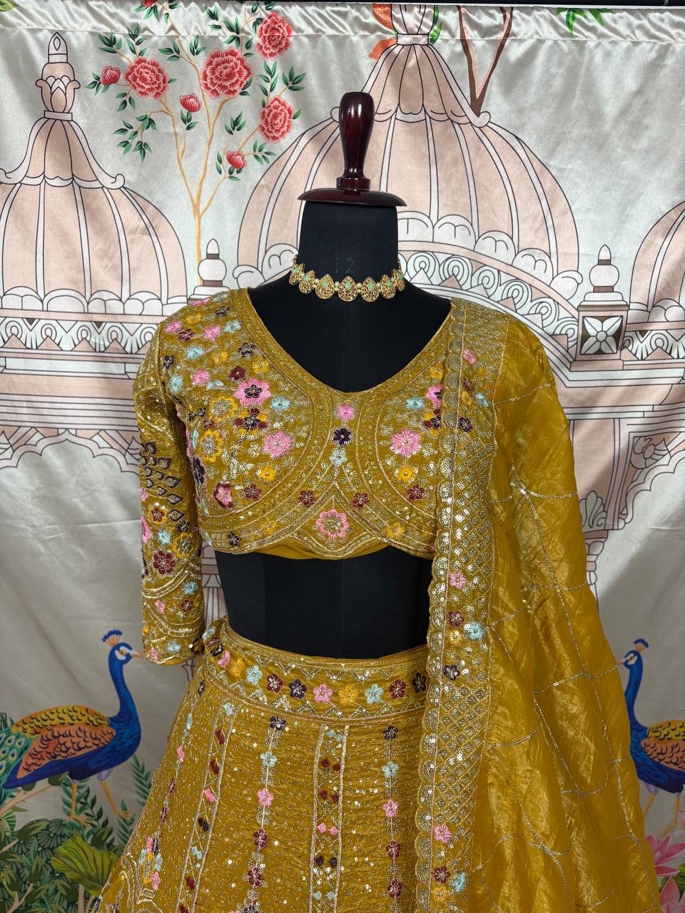 Sehen Sie umwerfend aus in diesem wunderschönen cremefarbenen Lehenga-Set