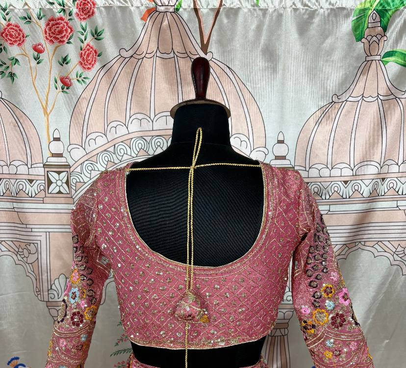 Sehen Sie umwerfend aus in diesem wunderschönen cremefarbenen Lehenga-Set