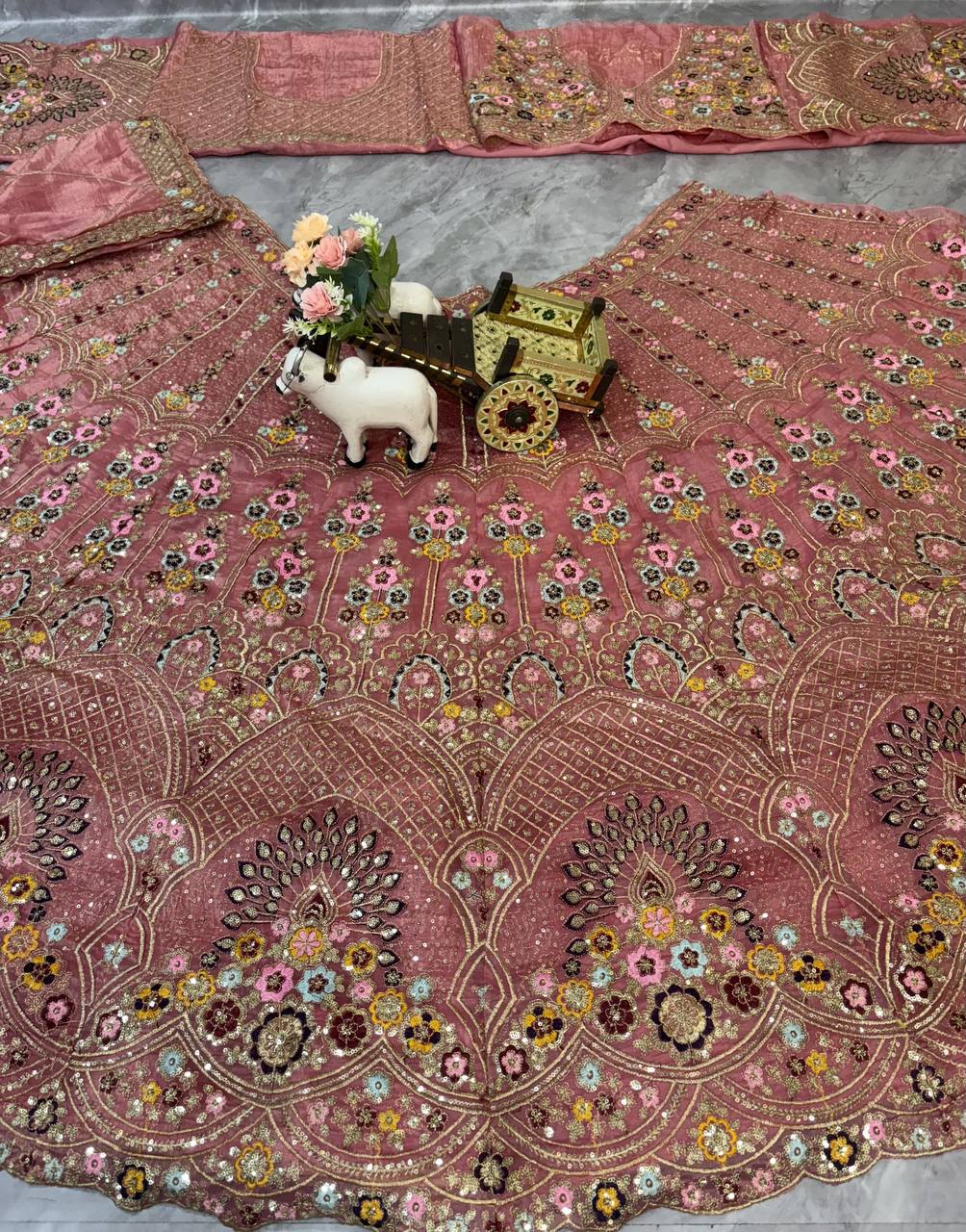 Sehen Sie umwerfend aus in diesem wunderschönen cremefarbenen Lehenga-Set