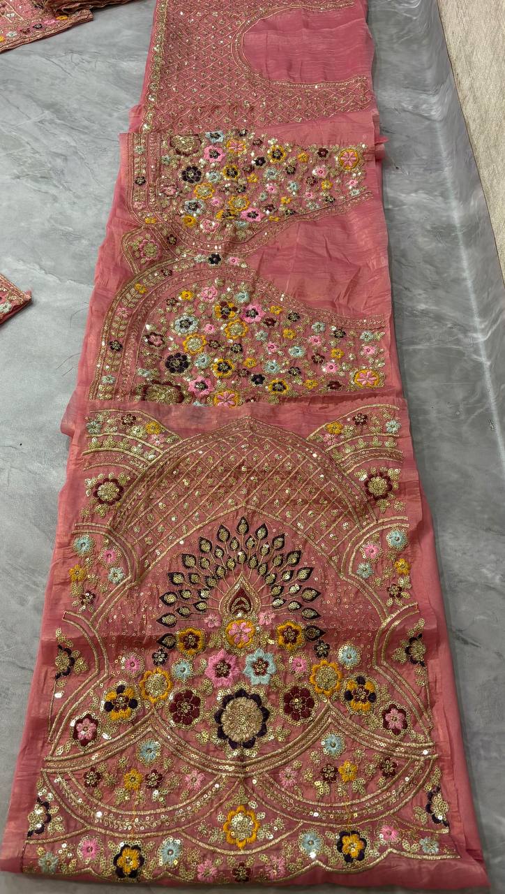 Sehen Sie umwerfend aus in diesem wunderschönen cremefarbenen Lehenga-Set