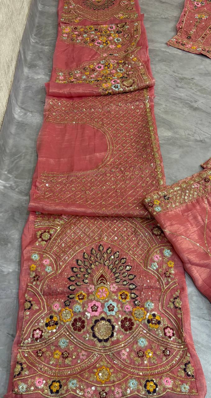 Sehen Sie umwerfend aus in diesem wunderschönen cremefarbenen Lehenga-Set