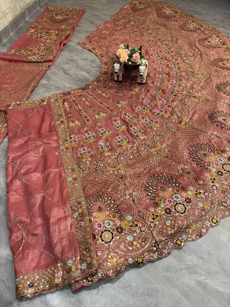 Sehen Sie umwerfend aus in diesem wunderschönen cremefarbenen Lehenga-Set