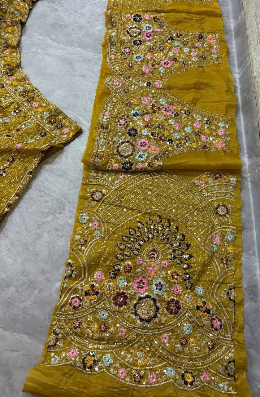 Sehen Sie umwerfend aus in diesem wunderschönen cremefarbenen Lehenga-Set