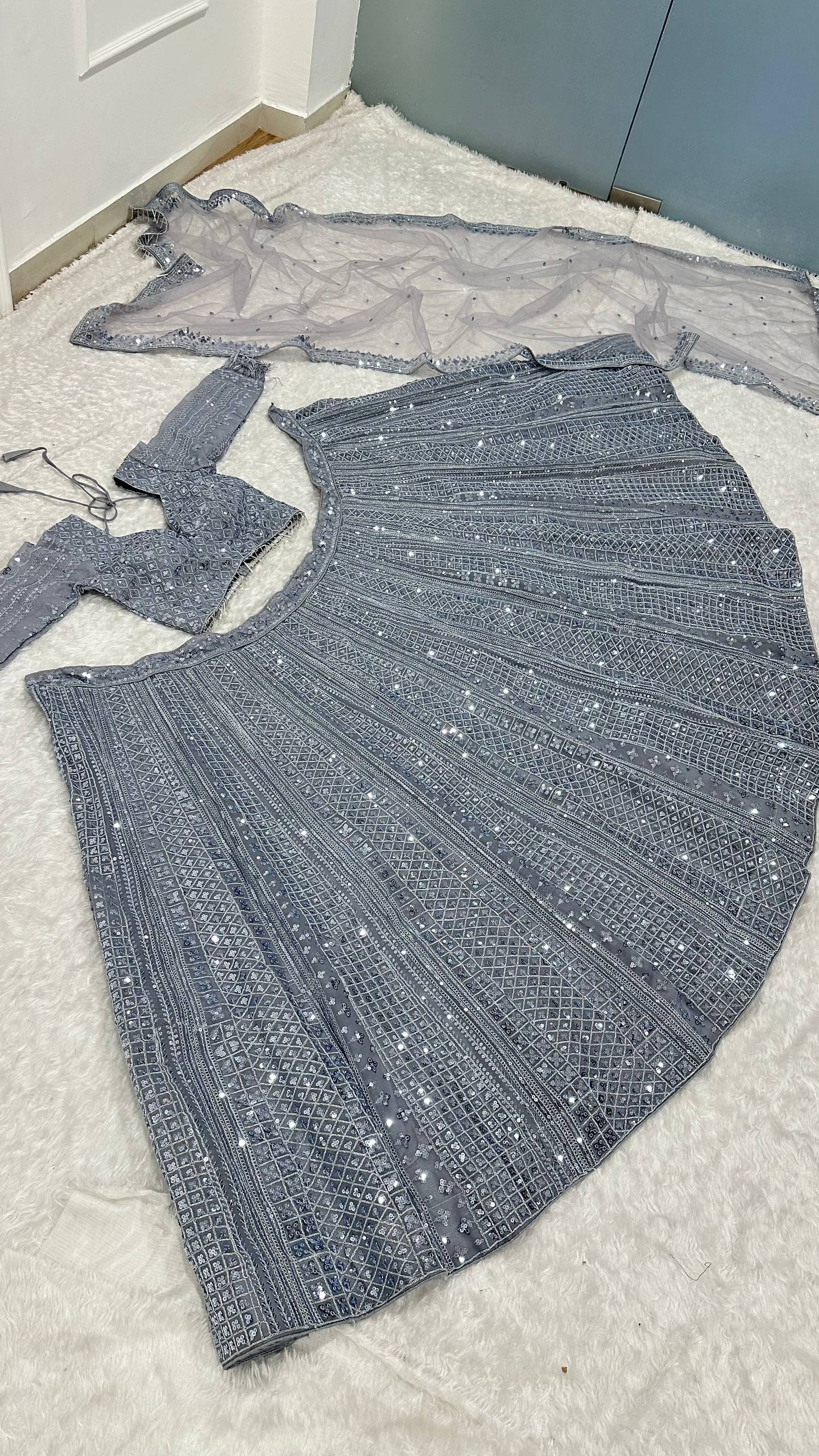 Garba-Nacht mit Anmut und Stil. Dieses atemberaubende Designer-Outfit ist definitiv die erstaunlichste Wahl