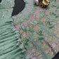 NEUER LEHENGA CHOLI AUS SAMT IM BEUTIQUE-STIL MIT STICKEREI UND KORDELN