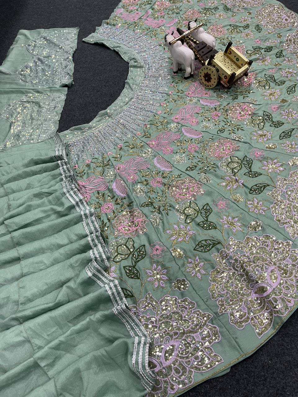 NEUER LEHENGA CHOLI AUS SAMT IM BEUTIQUE-STIL MIT STICKEREI UND KORDELN
