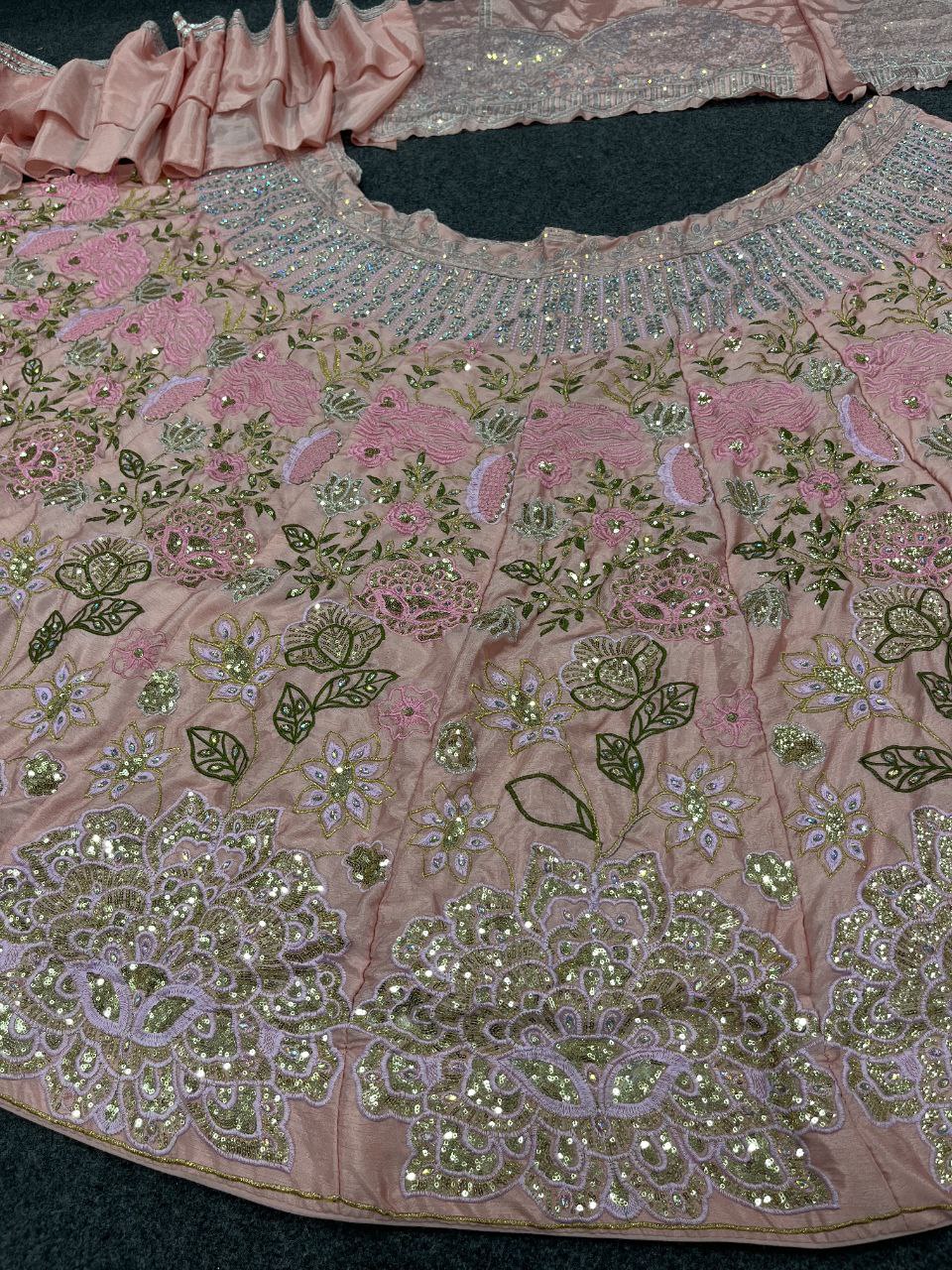 NEUER LEHENGA CHOLI AUS SAMT IM BEUTIQUE-STIL MIT STICKEREI UND KORDELN