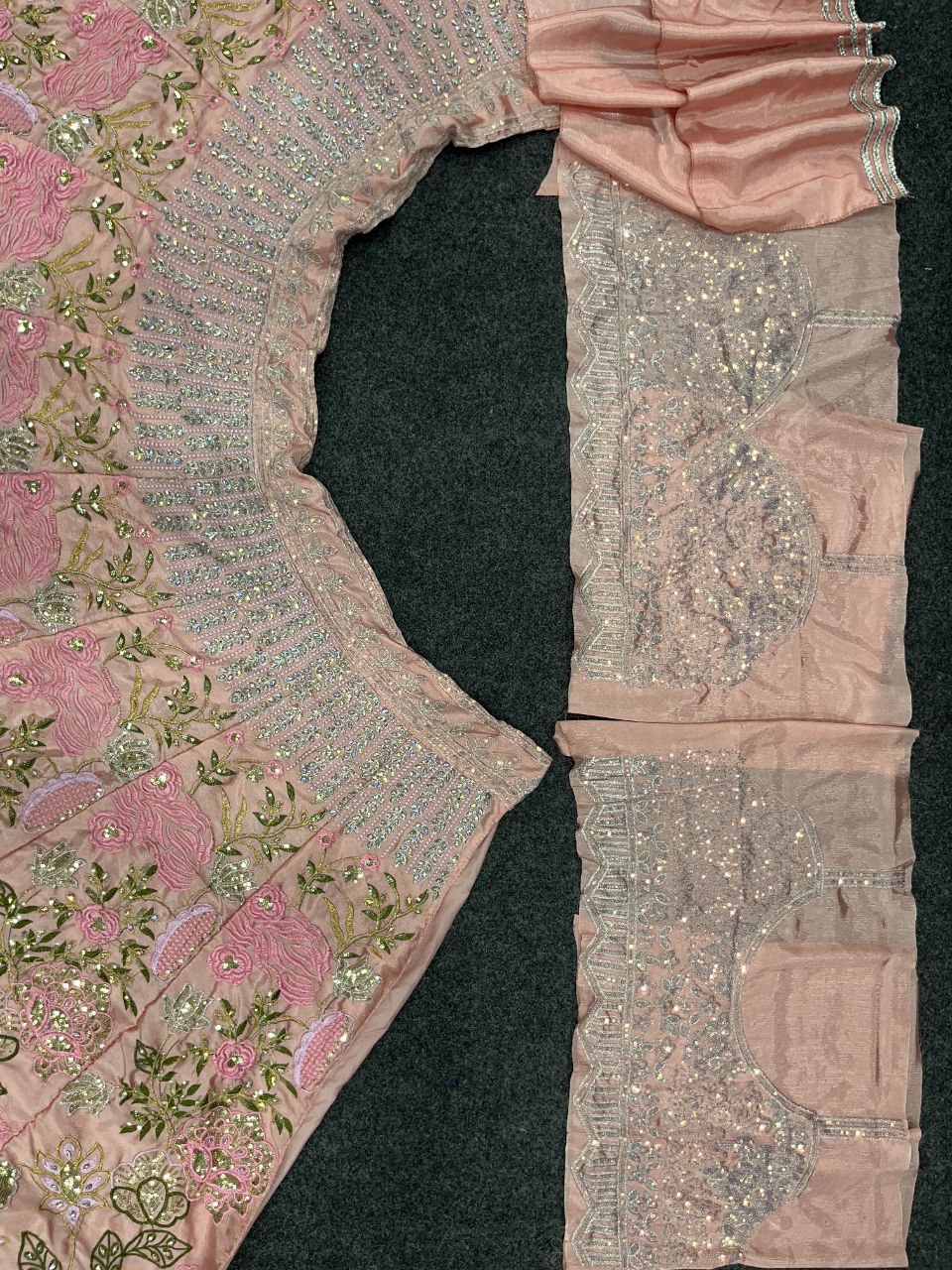 NEUER LEHENGA CHOLI AUS SAMT IM BEUTIQUE-STIL MIT STICKEREI UND KORDELN