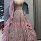 NEUER LEHENGA CHOLI AUS SAMT IM BEUTIQUE-STIL MIT STICKEREI UND KORDELN