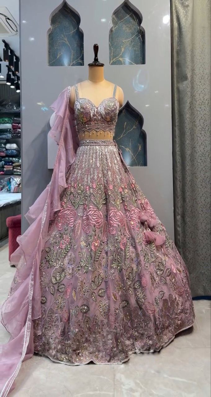 NEUER LEHENGA CHOLI AUS SAMT IM BEUTIQUE-STIL MIT STICKEREI UND KORDELN