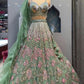 NEUER LEHENGA CHOLI AUS SAMT IM BEUTIQUE-STIL MIT STICKEREI UND KORDELN
