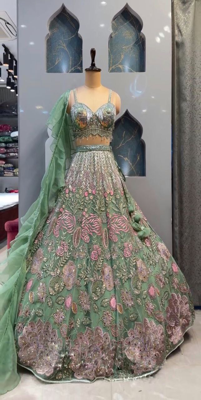 NEUER LEHENGA CHOLI AUS SAMT IM BEUTIQUE-STIL MIT STICKEREI UND KORDELN