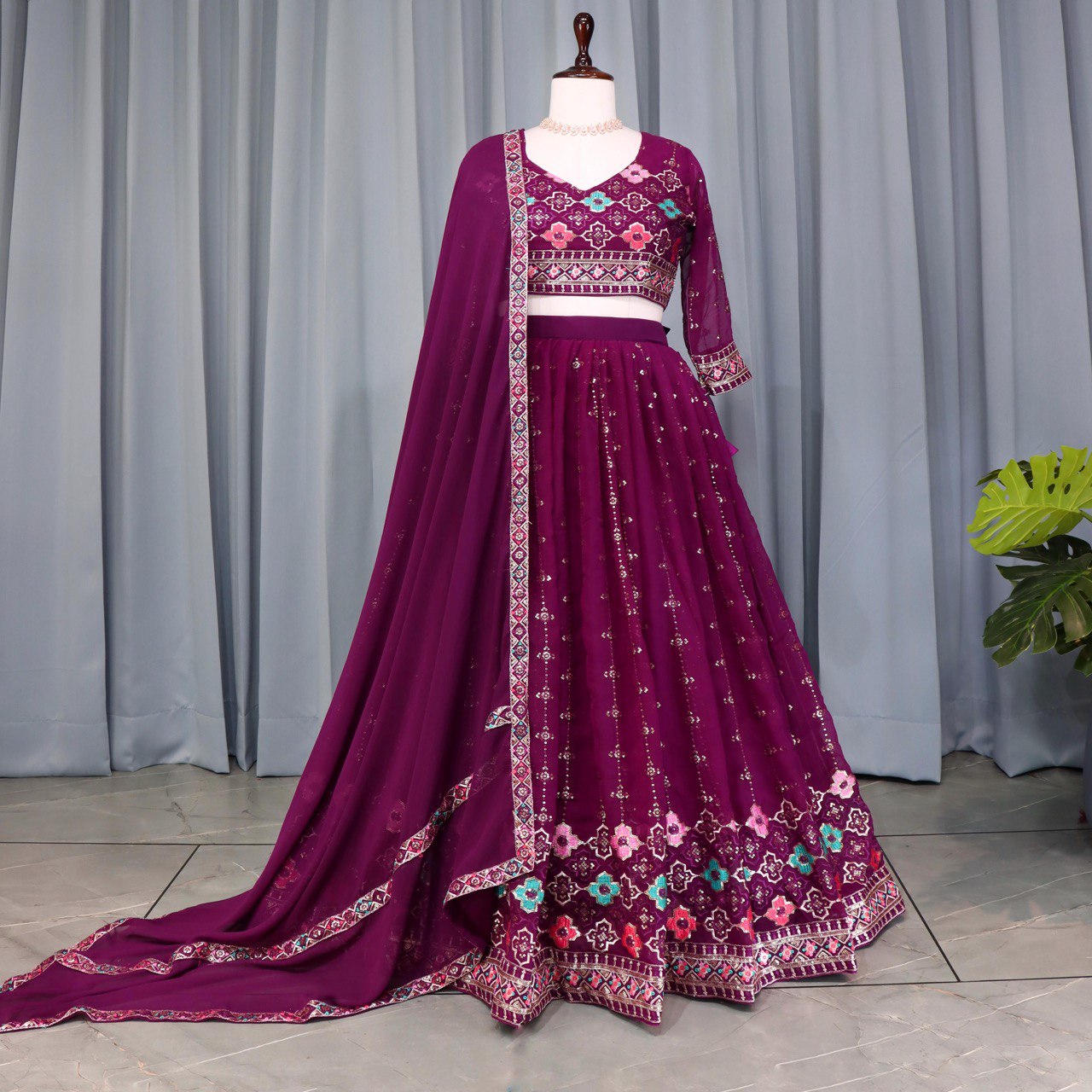 Lancement de Lehenga évasé de 4 mètres avec broderie à paillettes