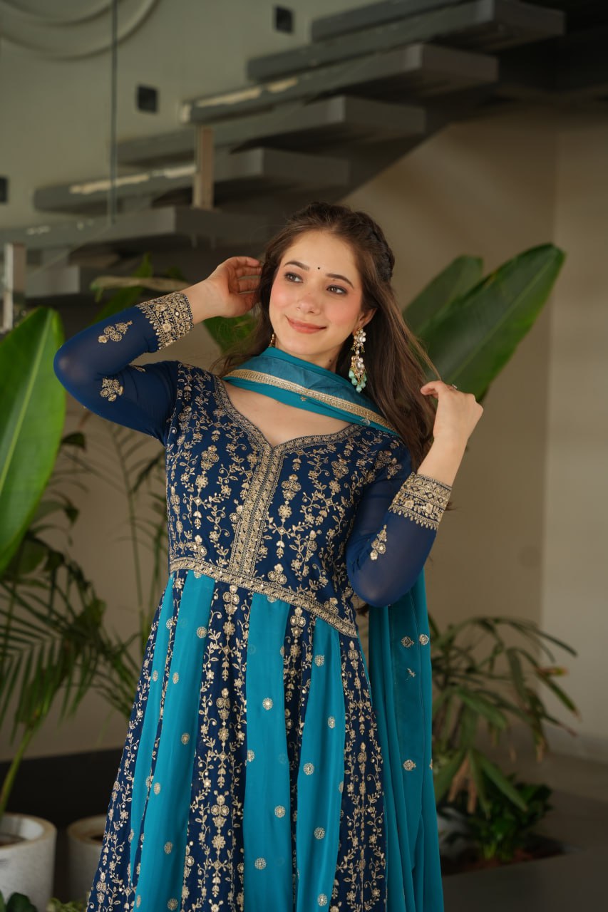 Kleid aus Georgette-Imitat mit üppiger Paillettenstickerei