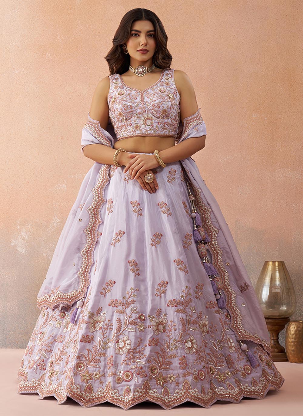 Sehen Sie umwerfend aus in diesem wunderschönen cremefarbenen Lehenga-Set