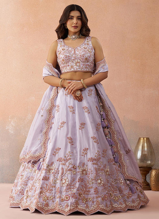 Sehen Sie umwerfend aus in diesem wunderschönen cremefarbenen Lehenga-Set