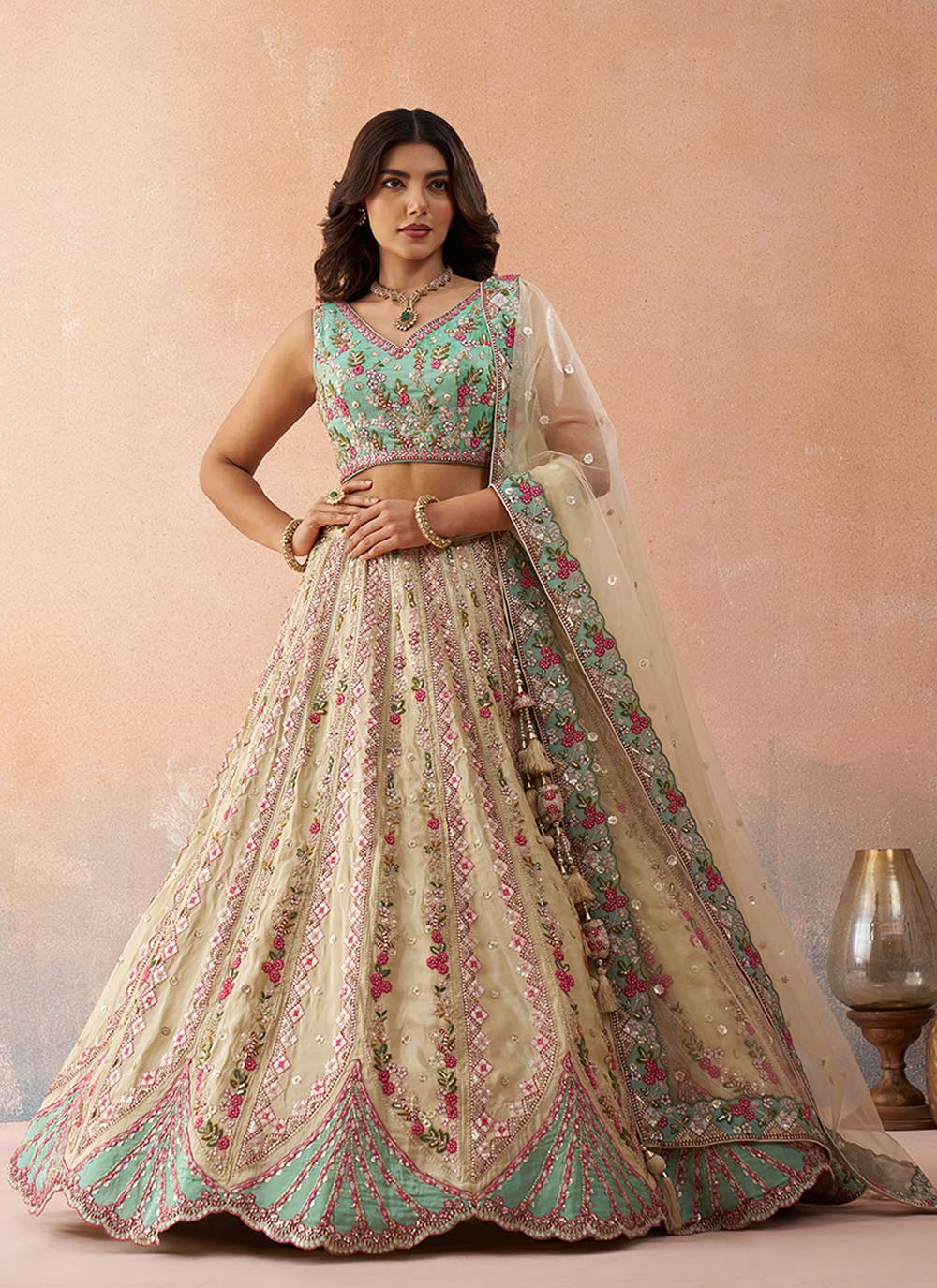 Sehen Sie umwerfend aus in diesem wunderschönen cremefarbenen Lehenga-Set