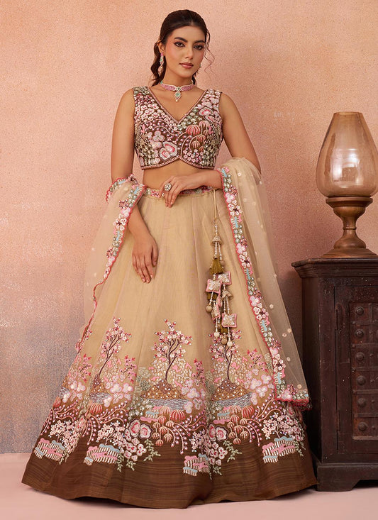 Sehen Sie umwerfend aus in diesem wunderschönen cremefarbenen Lehenga-Set