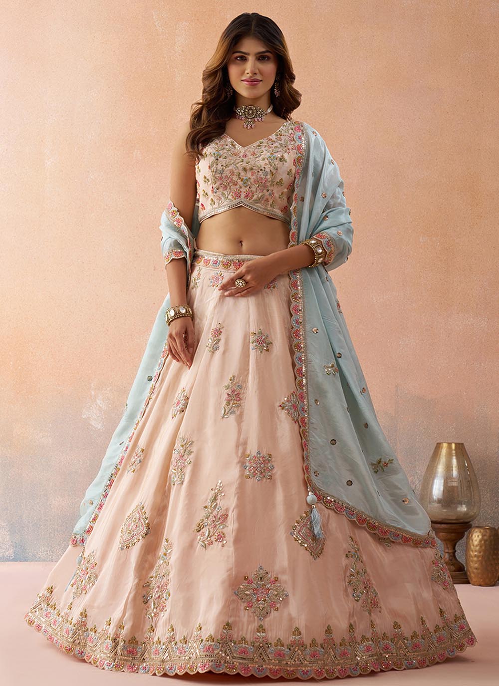 Sehen Sie umwerfend aus in diesem wunderschönen cremefarbenen Lehenga-Set