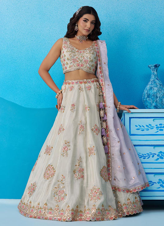Sehen Sie umwerfend aus in diesem wunderschönen cremefarbenen Lehenga-Set