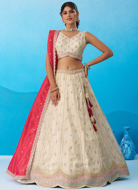 Sehen Sie umwerfend aus in diesem wunderschönen cremefarbenen Lehenga-Set