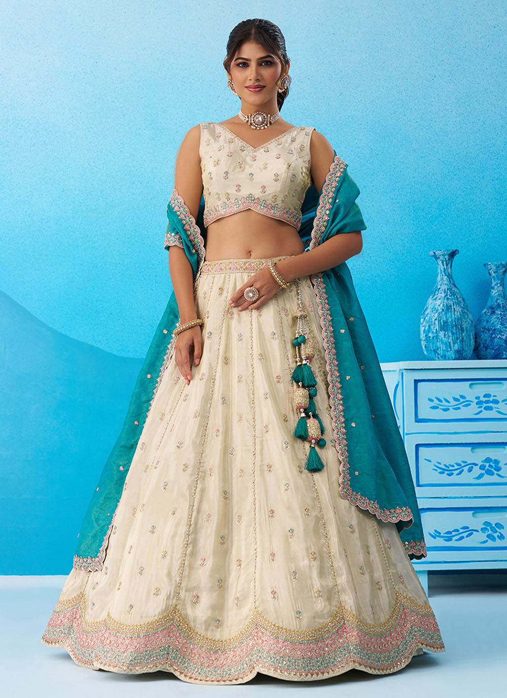 Sehen Sie umwerfend aus in diesem wunderschönen cremefarbenen Lehenga-Set