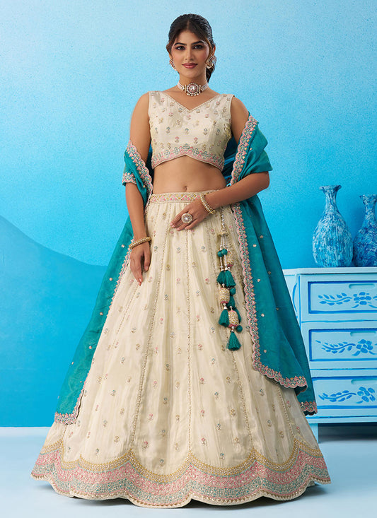 Sehen Sie umwerfend aus in diesem wunderschönen cremefarbenen Lehenga-Set