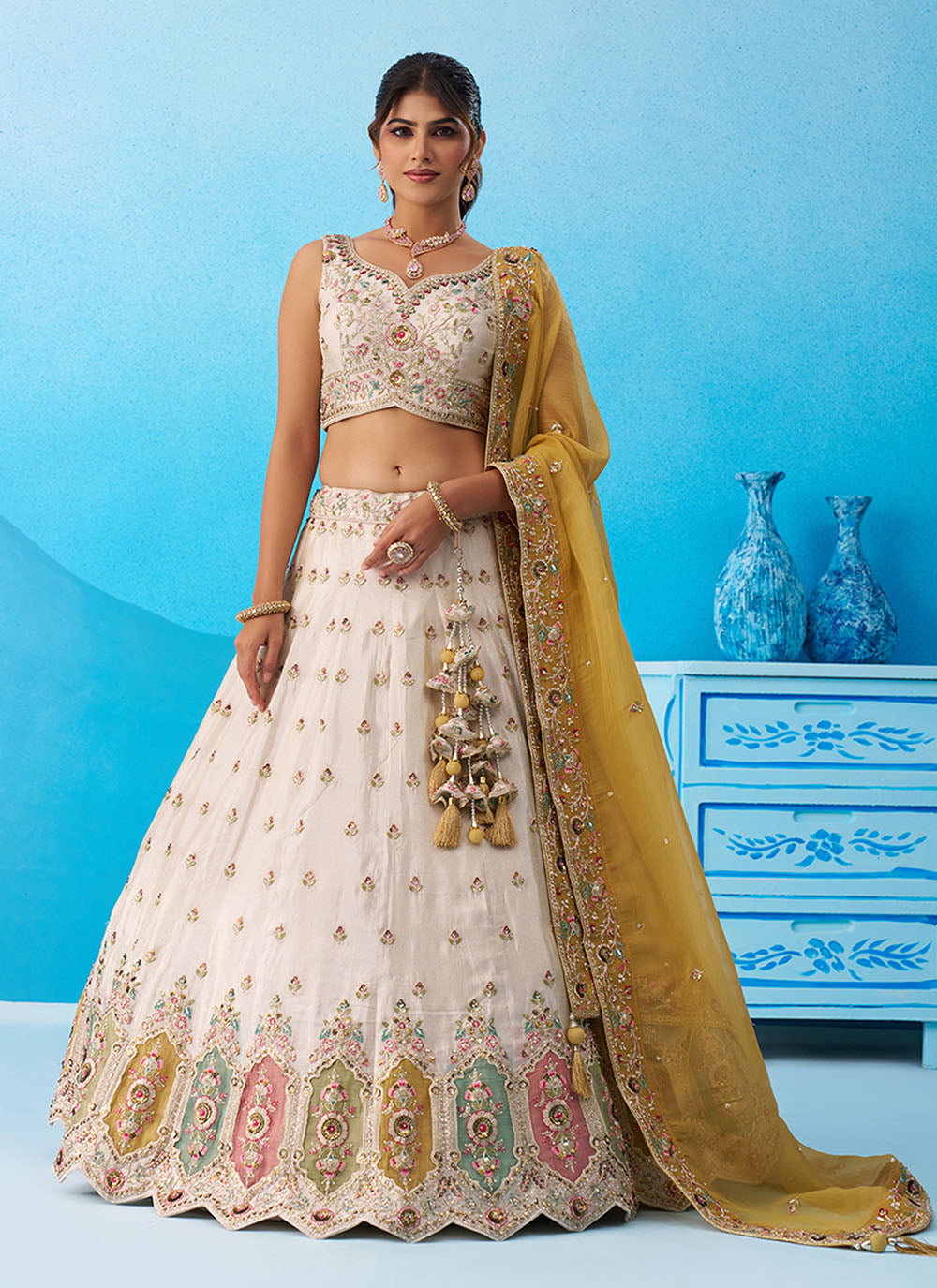 Sehen Sie umwerfend aus in diesem wunderschönen cremefarbenen Lehenga-Set