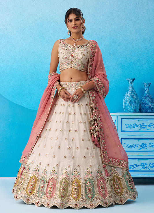 Sehen Sie umwerfend aus in diesem wunderschönen cremefarbenen Lehenga-Set