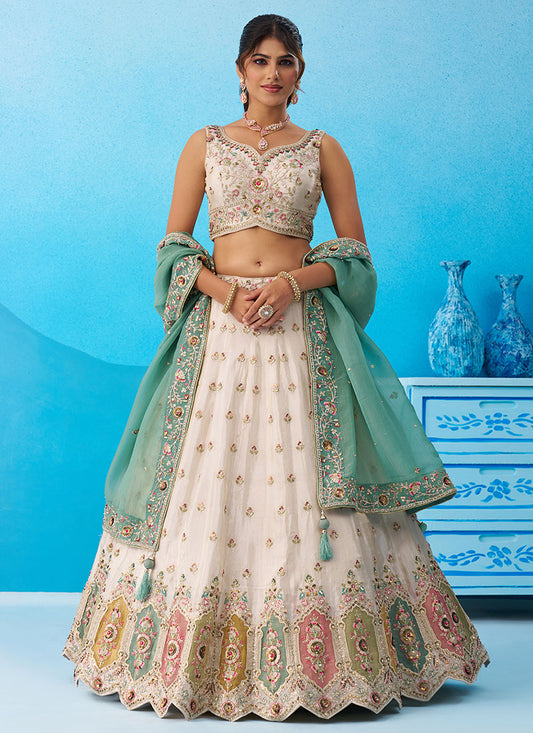 Sehen Sie umwerfend aus in diesem wunderschönen cremefarbenen Lehenga-Set