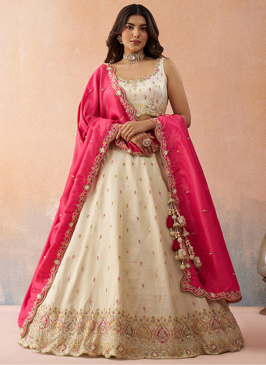 Sehen Sie umwerfend aus in diesem wunderschönen cremefarbenen Lehenga-Set