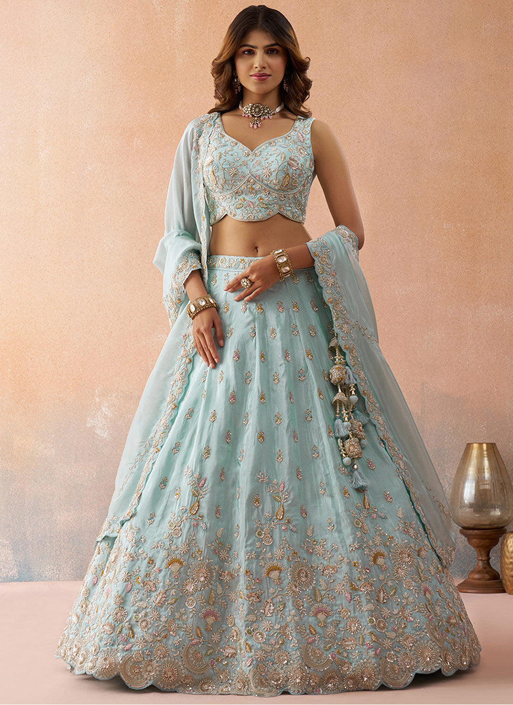 Sehen Sie umwerfend aus in diesem wunderschönen cremefarbenen Lehenga-Set