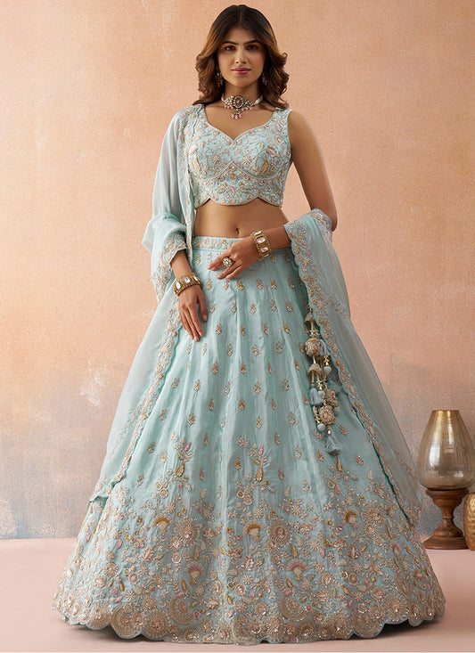 Sehen Sie umwerfend aus in diesem wunderschönen cremefarbenen Lehenga-Set